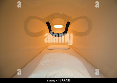 Capsule hotel a Tokyo Giappone Foto Stock