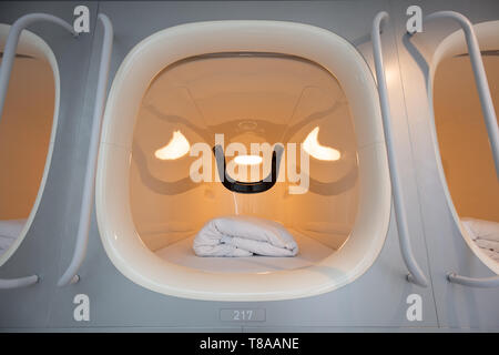 Capsule hotel a Tokyo Giappone Foto Stock