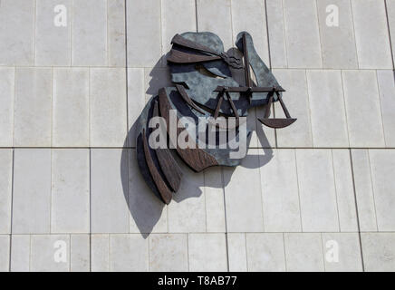 Le insegne per la Signora Fortuna e la bilancia della giustizia .sulla parete della criminale delle Corti di giustizia in Parkgate Street Dublin Ireland. Foto Stock