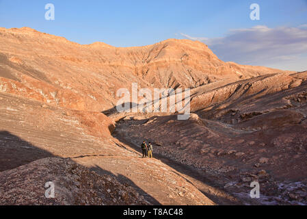 Tourist godendo il sale, sabbia e desertscape nella Valle della Luna, San Pedro de Atacama, Cile Foto Stock