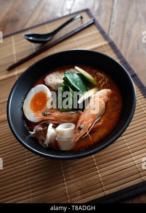 Tom Yum kung (cucina tailandese),Tom Yum Kung zuppa di pesce con gli spaghetti. Tom Yam è una piccante minestra chiaro tipico in Thailandia Foto Stock