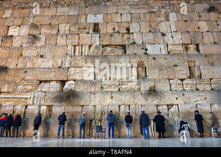 Pregando presso la parete occidentale del 'Wailing' dell'Antico Tempio di Gerusalemme. Il Muro è il luogo più sacro per tutti gli ebrei del mondo. Foto Stock