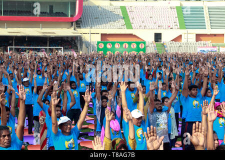 Persone provenienti da diversi percorsi di vita pratica yoga mentre Alta Commissione Indiana a Dhaka celebra la Giornata Internazionale di Yoga a Bangabandhu Nazione Foto Stock