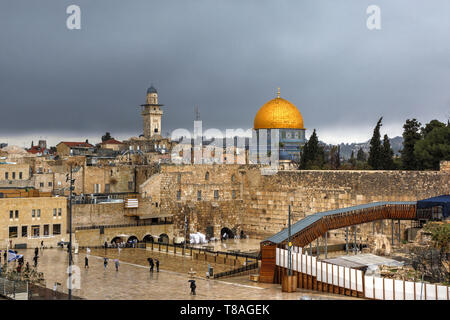 Il Muro occidentale (Wailing) della Città Vecchia di Gerusalemme. La cupola della roccia e la moschea di al-Aqsa sono sullo sfondo. Foto Stock
