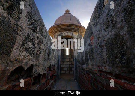 Sentry Box a Fort San Felipe del Morro, sito storico nazionale di San Juan. San Juan, Porto Rico, Stati Uniti. Foto Stock