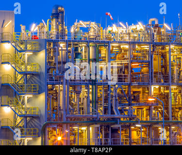 Dettaglio di pesante impianto chimico verticale nel ritratto crepuscolo in un industriale area di fabbrica Foto Stock