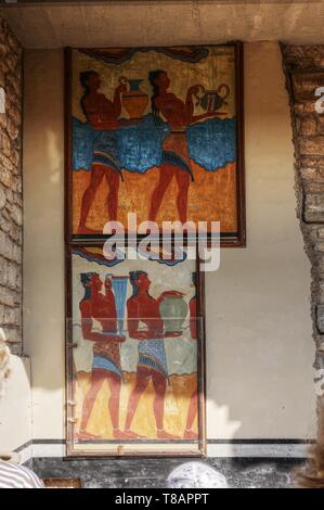 Minoan artwork sul display in quella parzialmente restaurato Palazzo di Cnosso a Creta Foto Stock