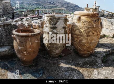 Urne esposte al parzialmente restaurato Palazzo minoico di Cnosso a Creta Foto Stock