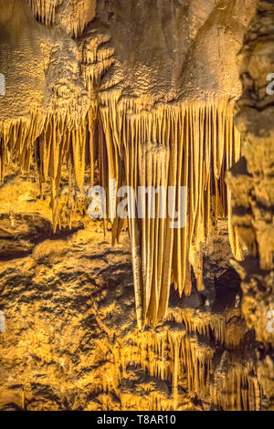 Formazione Dripstone nella grotta di pietra calcarea di Grotte des Demoiselles nel Languedoc Francia meridionale Foto Stock