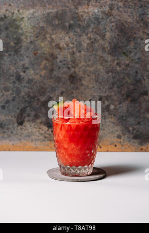 Anguria fresca Daiquiri e rinfrescante cocktail in vetro su sfondo bianco Foto Stock