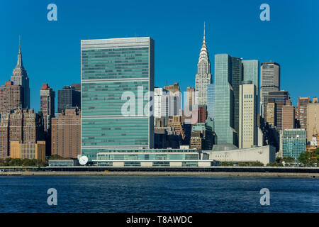 Lo skyline di MIDTOWN EAST RIVER MANHATTAN NEW YORK CITY USA Foto Stock