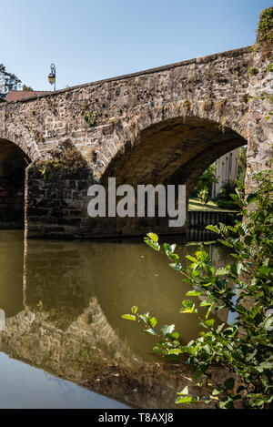 Lungo le banchine sotto un vecchio ponte con soffitto a volta in una provincia francese a Semur en Auxois Foto Stock