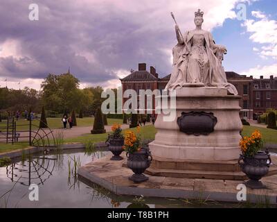 London, Regno Unito - Queen Victoria statua di fronte a Kensignton Palace. La regina era nato a questo palazzo il 24 maggio 1819. Foto Stock