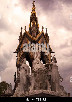 Prince Albert Memorial - iconico monumento gotico da Queen Victoria costruito nel 1876. Hyde Park e Kensington Park area di Londra, Regno Unito Foto Stock