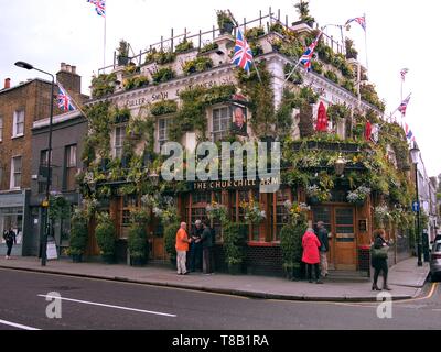 The Churchill Arms Pub - conosciuto come il più colorato pub di Londra. Foto Stock