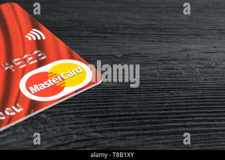 Sankt-Petersburg, Russia, luglio 09, 2017: carte di credito MasterCard logo su office desk nero bordo. vista ravvicinata di una carta di credito MasterCard su nero w Foto Stock