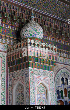 Vibrante scultura in legno del museo di arti applicate si trova nella ex casa di Imperial diplomatico russo Alexander Polovtsev nella città di Tashkent capitale dell'Uzbekistan Foto Stock