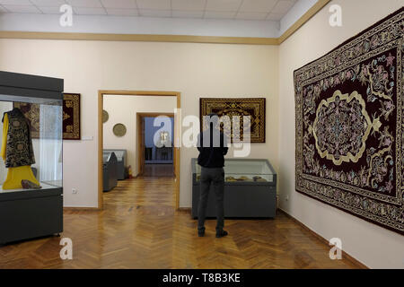 Le spalliere Suzani ricamate esposte presso il Museo di Arti Applicate si trova nella ex casa di Imperial diplomatico russo Alexander Polovtsev nella città di Tashkent capitale dell'Uzbekistan Foto Stock