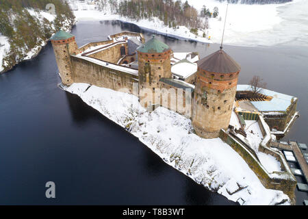 La vecchia fortezza Olavinlinna close-up su un marzo pomeriggio (fotografia aerea). Savonlinna, Finlandia Foto Stock