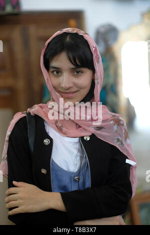 Giovane donna uzbeka che indossa un copricapo in posa alla macchina fotografica. In Uzbekistan Tashkent Foto Stock