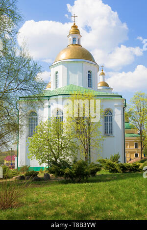 Epifania Cattedrale su una soleggiata giornata di aprile. Polotsk, Bielorussia Foto Stock