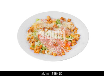 La Caesar salad con tre tipi di lobi di pesce Salmone, trota, biscotti, lattuga, formaggio sulla piastra bianca di sfondo isolato, vista laterale Foto Stock