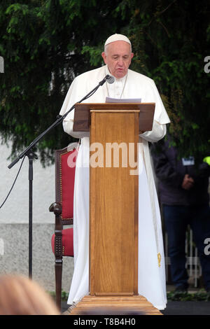 Papa Francesco incontro con i giovani di fronte alla cattedrale e a Skopje, la capitale del nord della Macedonia. Foto Stock