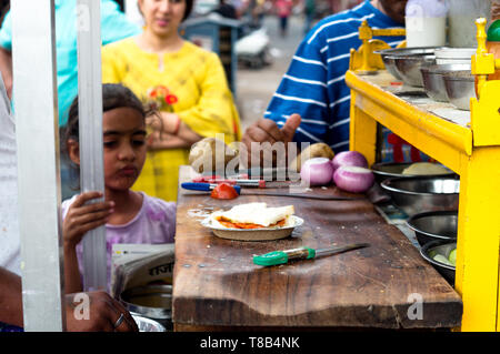 Strada di stallo sandwich maker con bambini in cerca su Foto Stock