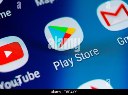Sankt-Petersburg, Russia, Agosto 19, 2018: Play store icona applicazione su Samsung Galaxy S9 lo schermo dello smartphone di close-up. Applicazione mobile icona di PLA Foto Stock