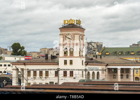 Clock Tower presso la stazione ferroviaria centrale a Kiev, Ucraina Foto Stock