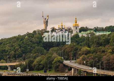 Kiev cityscape con con Kiev Pechersk Lavra monastero e la Patria monumento Foto Stock