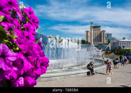 Le fontane sulla piazza Indipendenza o Maidan Nezalezhnosti a giornata di sole a Kyiv, capitale dell'Ucraina Foto Stock