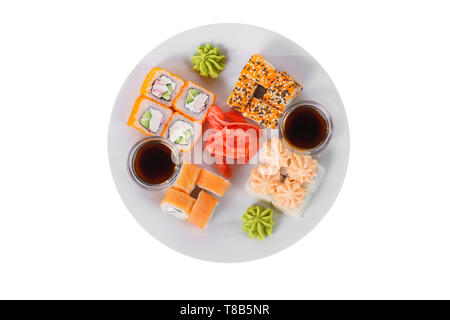 Set di sushi, rotoli, uramaki hosomaki, California e Philadelphia, salsa di lava, zenzero e wasabi, bianco sfondo isolato, vista da sopra Foto Stock