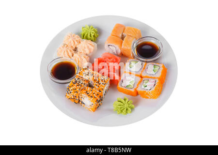 Set di sushi, rotoli, uramaki hosomaki, California e Philadelphia, salsa di lava, marinato zenzero e wasabi, bianco isolato sfondo, vista laterale Foto Stock