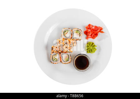 Il Sushi, rotoli, uramaki california con tobiko caviar, la salsa di soia, marinato zenzero e wasabi, bianco sfondo isolato, vista da sopra Foto Stock