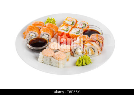 Set di sushi, rotoli, uramaki hosomaki, California e Philadelphia, salsa di lava, marinato zenzero e wasabi, bianco isolato sfondo, vista laterale Foto Stock