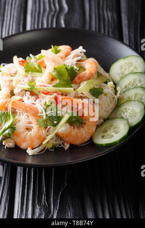 Tradizionale Yum Woon Sen insalata di close-up su una piastra sul tavolo. Stile Thailandese verticale. Foto Stock