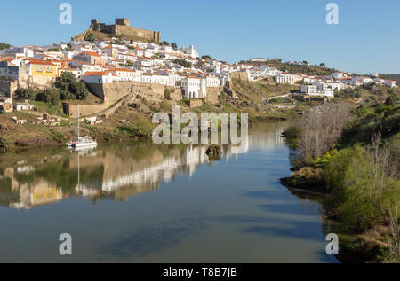 Storica collina fortificata villaggio medievale di Mértola con castello, sulle rive del fiume Rio Guadiana, Baixo Alentejo, Portogallo, Europa meridionale Foto Stock