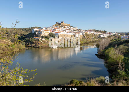 Storica collina fortificata villaggio medievale di Mértola con castello, sulle rive del fiume Rio Guadiana, Baixo Alentejo, Portogallo, Europa meridionale Foto Stock