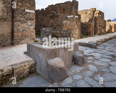 Pubblica fontana di acqua, strade di Pompei, Italia Foto Stock