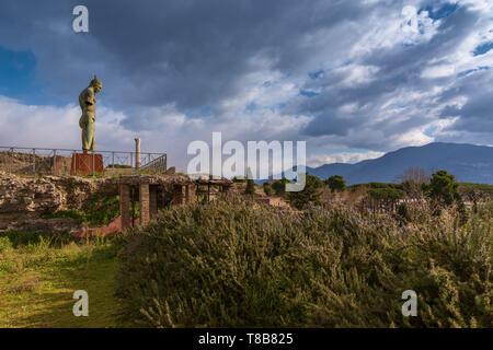 Igor Mitoraj scultura in bronzo, Pompei, Italia Foto Stock