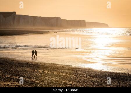 Francia, Somme, Baia di Somme Picardia Costa, Ault, delle passeggiate sulla spiaggia ai piedi delle falesie Foto Stock