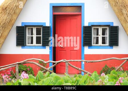 Il Portogallo, l'isola di Madeira, Santana, Riserva della Biosfera dall'UNESCO, tipico tetto di paglia house Foto Stock