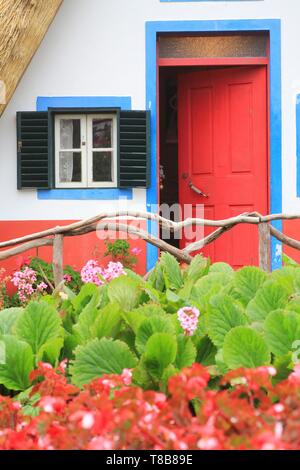 Il Portogallo, l'isola di Madeira, Santana, Riserva della Biosfera dall'UNESCO, tipico tetto di paglia house Foto Stock