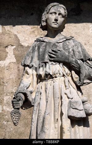 Francia, Doubs, alta valle Loue, Vuillafans, la statua del santo patrono del calibro a corsoio di viticoltori di fronte alla chiesa, il grappolo di uva in mano Foto Stock