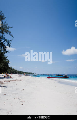 Costa est vista della spiaggia di sabbia bianca sulla Gili Trawangan, Lombok, Indonesia Foto Stock