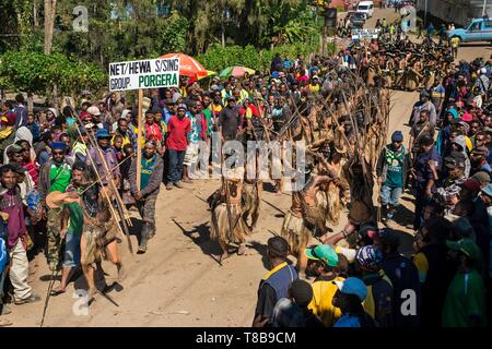 Papua Nuova Guinea, Enga Provincia, Enga tribù, Enga Show, Wabag regione, danzatori vestiti per un sing-sing (tradizionale danza) a piedi Wabag mostrano arena Foto Stock