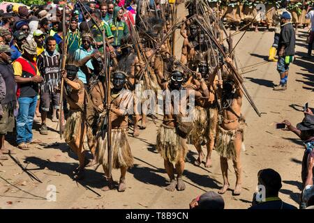 Papua Nuova Guinea, Enga Provincia, Enga tribù, Enga Show, Wabag regione, danzatori vestiti per un sing-sing (tradizionale danza) a piedi Wabag mostrano arena Foto Stock