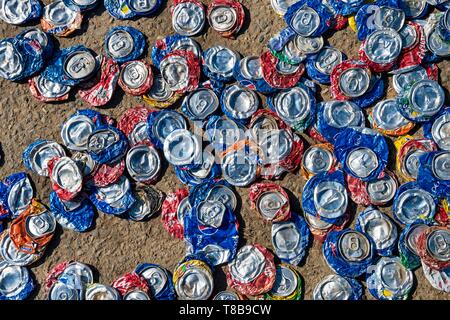 Papua Nuova Guinea, Enga Provincia, Enga tribù, Wabag regione, lattine schiacciate sulla strada Foto Stock