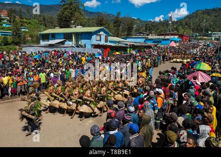 Papua Nuova Guinea, Enga Provincia, Enga tribù, Enga Show, Wabag regione, danzatori vestiti per un sing-sing (tradizionale danza) a piedi Wabag mostrano arena Foto Stock